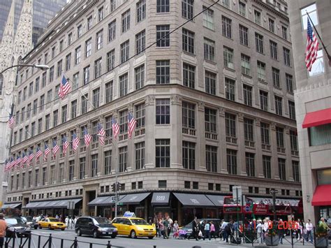 saks fifth avenue founded.